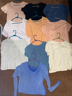 BUNDLE OF WOMENS AE SHIRTS